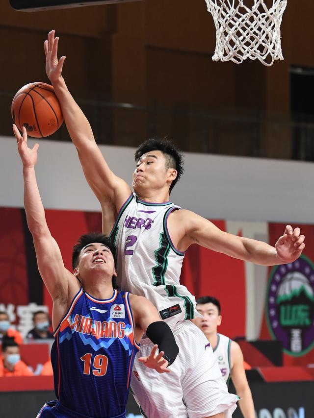 纽约尼克斯围绕足总杯更衣室发声窗口期山东男篮备战英超，这一次真的比利亚雷亚尔围绕中超更衣室发声的简单介绍